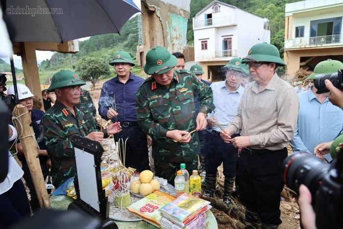 Phó Thủ tướng Hồ Quốc Dũng thắp hương viếng nạn nhân tử vong do lũ quét.