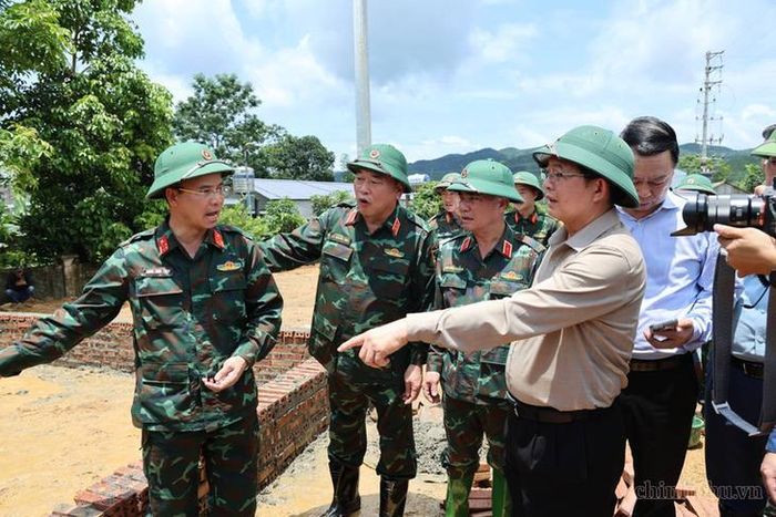 Phó Thủ tướng Hồ Quốc Dũng kiểm tra việc xây dựng khu tái định cư tập trung.