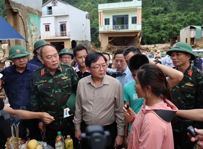 Phó Thủ tướng Hồ Quốc Dũng động viên gia đình có người thân tử vong do lũ quét.