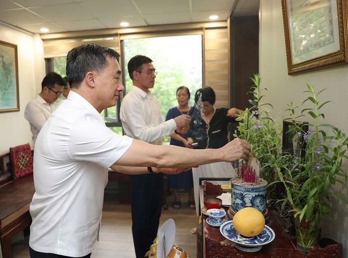 GS.TS Trần Văn Thuấn - Thứ trưởng Bộ Y tế, Chủ tịch Hội đồng Y khoa Quốc gia thắp hương tri ân Liệt sĩ, Bác sĩ Đặng Thùy Trâm.