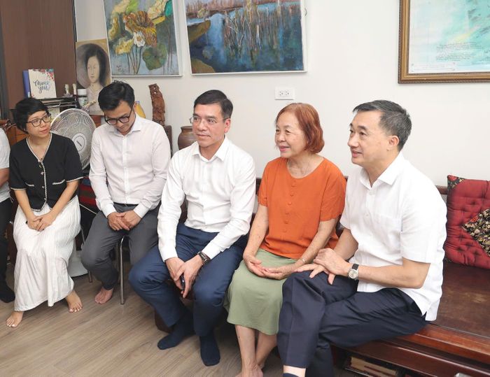 Thứ trưởng Trần Văn Thuấn cùng các thành viên đoàn trò chuyện với thân nhân Liệt sĩ, Bác sĩ Đặng Thùy Trâm.