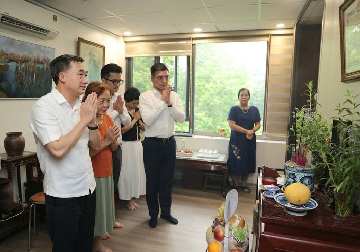 GS.TS Trần Văn Thuấn - Thứ trưởng Bộ Y tế, Chủ tịch Hội đồng Y khoa Quốc gia; TS.BS Hà Anh Đức - Cục trưởng Cục Quản lý Khám chữa bệnh, Chủ tịch Hội Thầy thuốc trẻ Việt Nam, đại diện lãnh đạo Hội Thầy thuốc trẻ Việt Nam, lãnh đạo Văn phòng Hội Thầy thuốc trẻ tri ân Liệt sĩ, Bác sĩ Đặng Thùy Trâm.