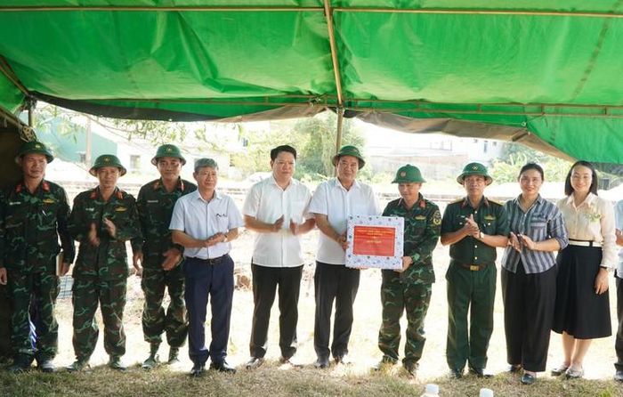 Phó Chủ tịch UBND TP Huế trao quà tặng Đội Quy tập 192. Ảnh: Lê Sáu.