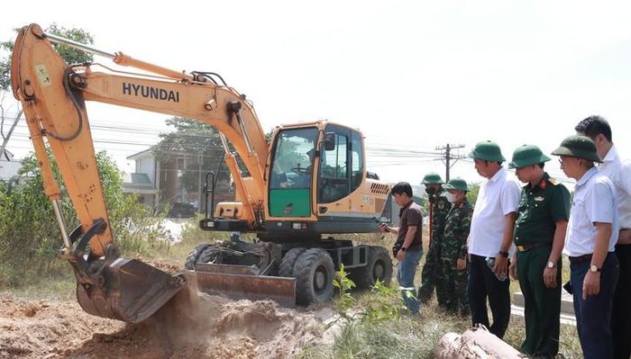 Lãnh đạo UBND TP Huế yêu cầu mở rộng phạm vi tìm kiếm tại khu vực ga Hương Thủy. Ảnh: Lê Sáu.