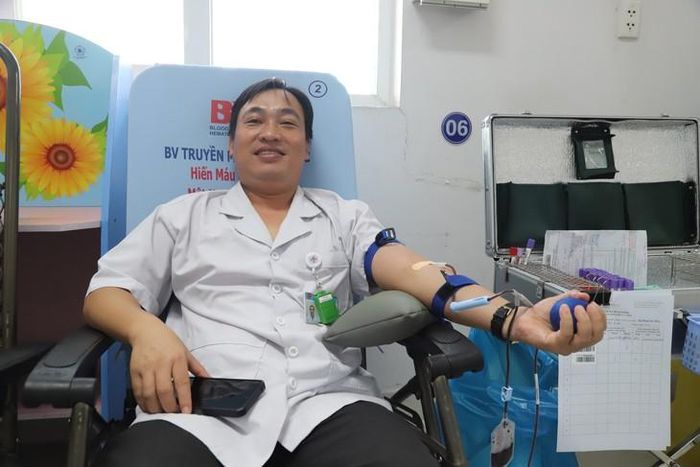 Bác sĩ Nguyễn Văn No - Khoa Chẩn đoán hình ảnh đã hơn 20 lần tham gia hiến máu. Ảnh: P.Thương.
