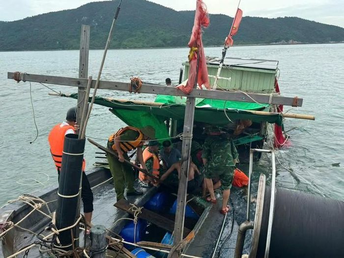Lực lượng chức năng hỗ trợ trục vớt phương tiện bị đắm. Ảnh: Công an tỉnh Quảng Ninh