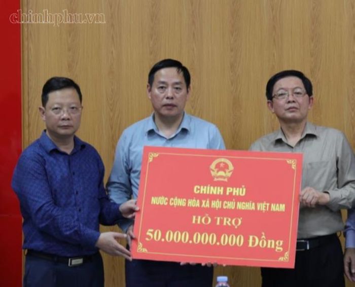 Thay mặt Chính phủ, Phó Thủ tướng Hồ Quốc Dũng trao 50 tỷ đồng hỗ trợ của Chính phủ cho tỉnh Lai Châu để khắc phục hậu quả mưa lũ.