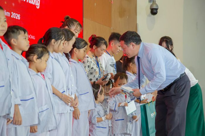 Ban Tổ chức tặng quà cho các bệnh nhi tại chương trình.