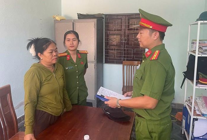 Cơ quan Cảnh sát điều tra tống đạt quyết định đối với Phạm Thị Phượng. Ảnh: Công an TP Đà Nẵng.
