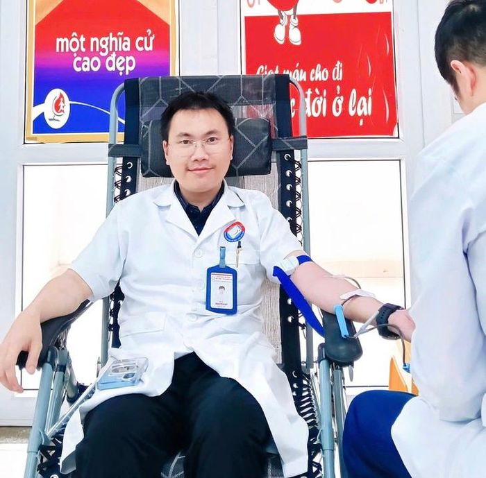 Bác sĩ Phạm Tiến Đạt tham gia hiến máu.