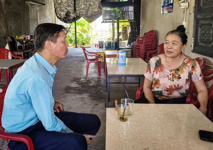 Ông Nguyễn Dũng và bà Lê Thị Phương là những người chứng kiến buổi quy tập đầu tiên với ba hài cốt liệt sĩ. Ảnh: Bích Vân