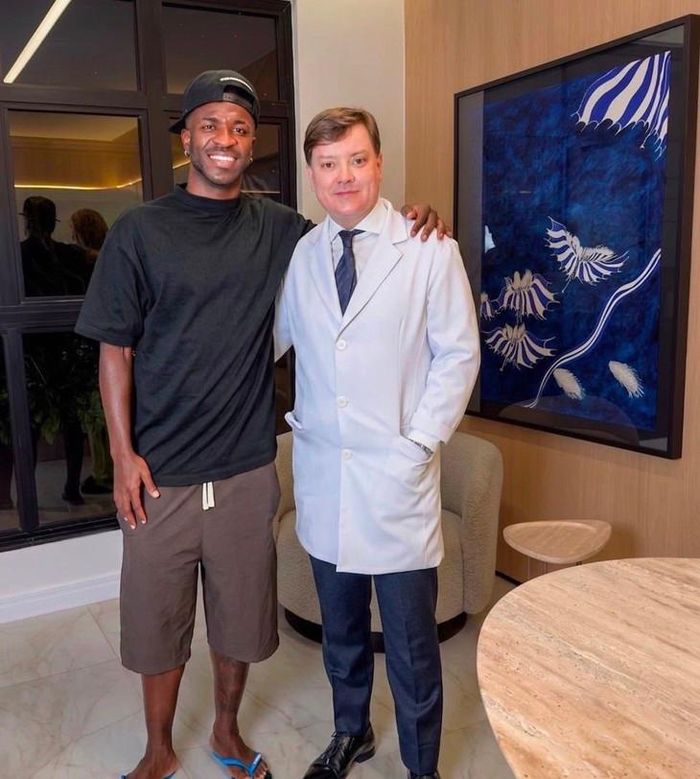 Hình ảnh Vinicius Junior và bác sĩ Alessandro Alarcao sau ca phẫu thuật cằm. Ảnh: Madrid Zone/X