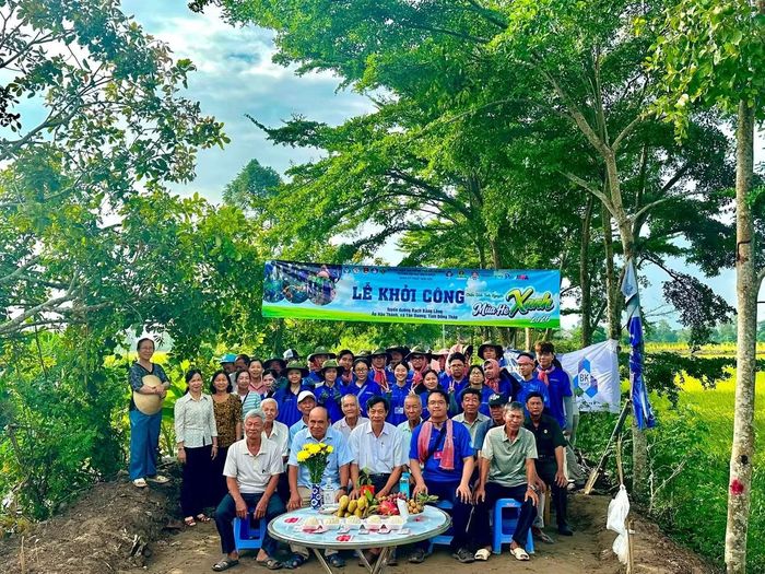 Các chiến sĩ tình nguyện và người dân địa phương chụp ảnh lưu niệm tại Lễ khởi công.