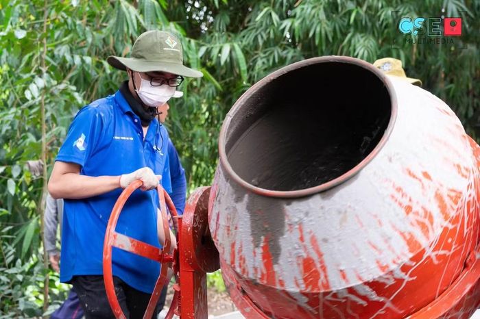 Các chiến sĩ đã bắt tay vào công việc với tinh thần hăng hái và nhiệt huyết sức trẻ.