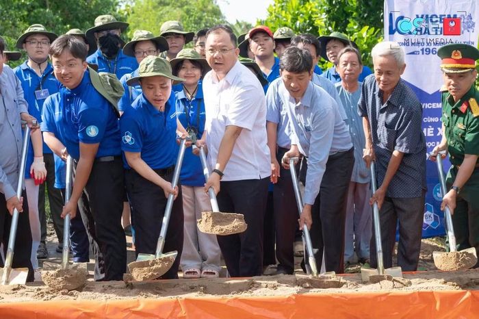 Các chiến sĩ cùng đại diện chính quyền địa phương thực hiện nghi thức khởi công tuyến đường kênh Điền Tây Dưới tại ấp Thành Tấn, xã Hòa Long, tỉnh Đồng Tháp.