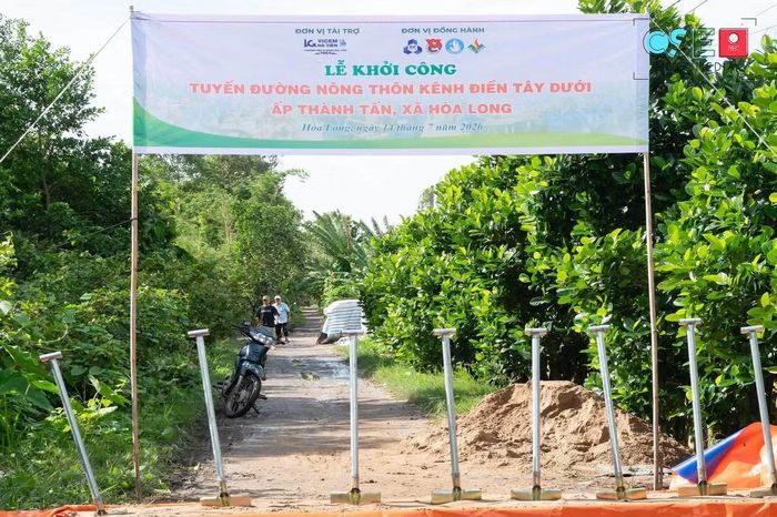 Đội hình Khoa Kỹ thuật Máy tính tổ chức Lễ khởi công tuyến đường kênh Điền Tây Dưới.