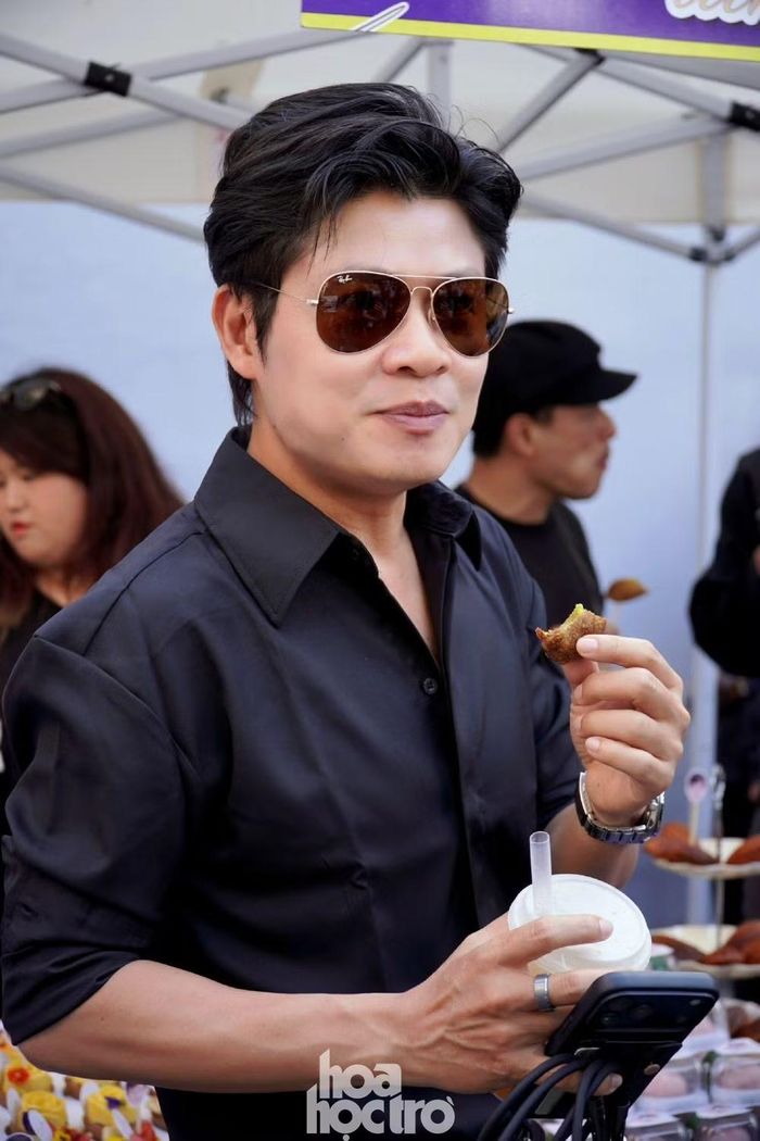 "Cụ" Chung với giao diện tổng tài giao lưu với khán giả.