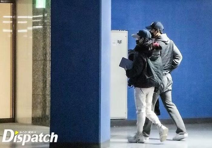 Hình ảnh cả hai đi bên nhau được Dispatch ghi lại.