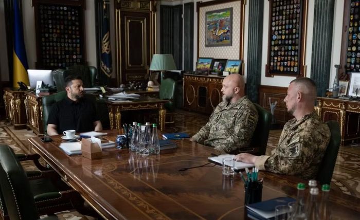 Theo Văn phòng Tổng thống Ukraine, nhiệm vụ trước mắt của tân Tổng tư lệnh là nâng cao hiệu quả chỉ huy, đẩy nhanh quá trình hiện đại hóa quân đội, mở rộng quy mô sử dụng UAV, tăng cường năng lực phòng không và cải thiện khả năng phối hợp giữa các quân, binh chủng.