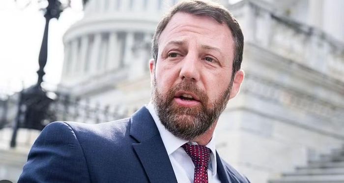 Cũng trong ngày 13/7, ông Trump bất ngờ khi biết Bộ trưởng Bộ An ninh Nội địa Markwayne Mullin quyết định cấm đặc vụ Cơ quan Thực thi Di trú và Hải quan (ICE) chặn xe để bắt người sau các vụ nổ súng khiến hai người nhập cư thiệt mạng.