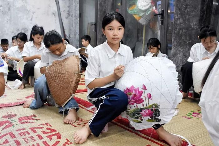 Lớp học truyền lửa làng nghề thu hút đông đảo các em học sinh cũng như người dân xã Thanh Oai đến học tập và tìm hiểu về nghề truyền thống làm nón Chuông.