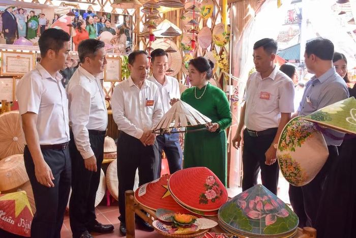 Các đại biểu tham quan không gian trải nghiệm, các lớp học truyền nghề, gian hàng OCOP và hoạt động giới thiệu sản phẩm làng nghề truyền thống của nghệ nhân làng Chuông.