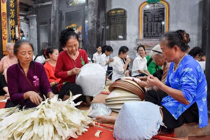 Thông qua hoạt động của trung tâm, các nghệ nhân sẽ truyền dạy nghề cho thế hệ trẻ, đồng thời người dân được trang bị kiến thức để phát triển sản phẩm theo hướng thân thiện môi trường, nâng cao giá trị gia tăng, đáp ứng nhu cầu của thị trường và du lịch.