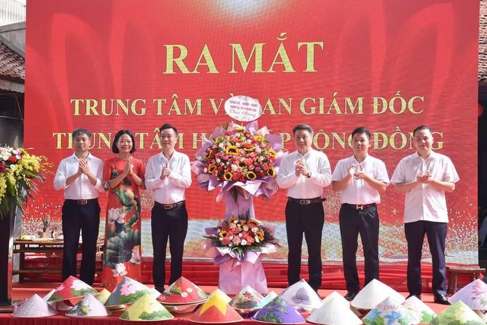 Ngày 22-7, tại đình làng Chuông (xã Thanh Oai) diễn ra lễ ra mắt trung tâm học tập cộng đồng điểm xã Thanh Oai, một trong ba đơn vị được thành phố lựa chọn xây dựng mô hình trung tâm học tập cộng đồng điểm cấp xã.