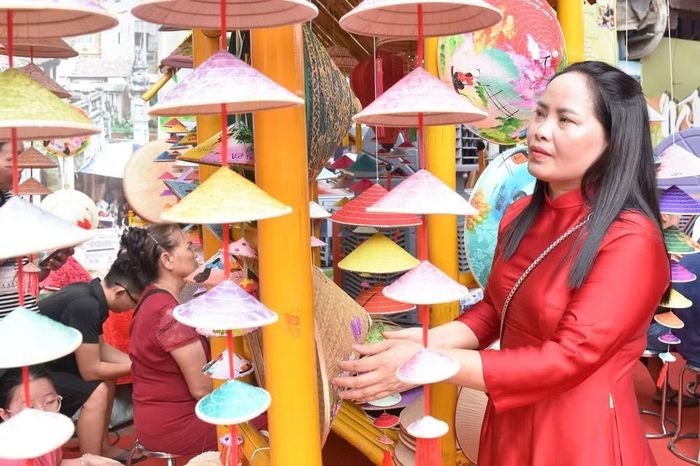 Làng Chuông có hơn 300 năm gìn giữ nghề làm nón. Trong bối cảnh chuyển đổi số và hội nhập, người dân không chỉ cần giữ gìn kỹ thuật truyền thống mà còn phải nâng cao kiến thức về quản lý, kinh doanh, quảng bá sản phẩm và xây dựng thương hiệu.
