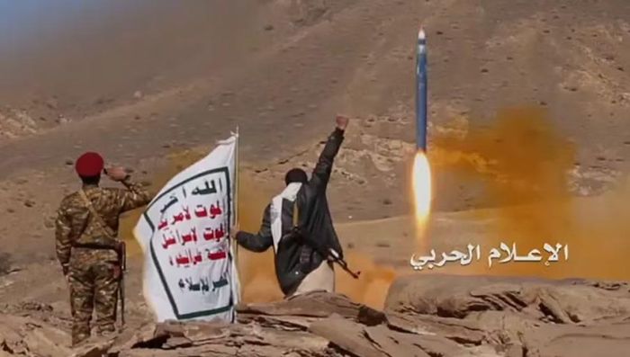 Quyết định được đưa ra sau khi Houthi cáo buộc Arab Saudi phong tỏa các cảng biển, sân bay do lực lượng này kiểm soát và tiến hành không kích sân bay Sanaa trong tuần trước.