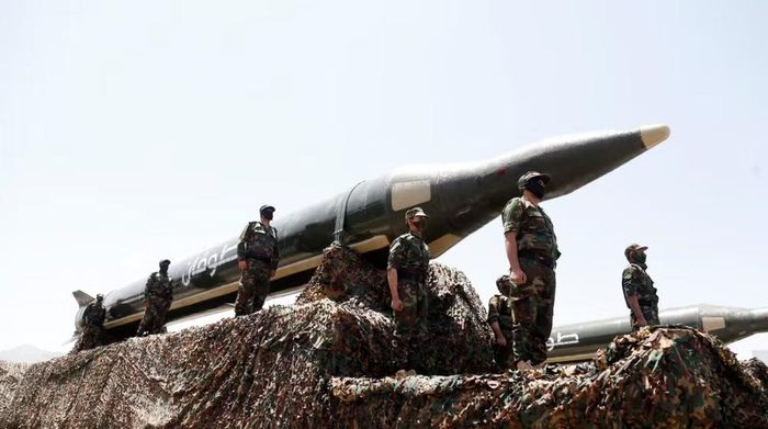 Houthi là lực lượng được Iran hậu thuẫn, kiểm soát thủ đô Sanaa cùng nhiều khu vực ở tây bắc Yemen, đồng thời đối đầu với chính phủ Yemen được quốc tế công nhận và liên minh quân sự do Arab Saudi dẫn đầu.