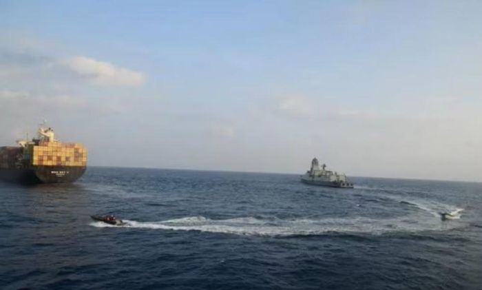 Ông Matt Smith, Giám đốc nghiên cứu hàng hóa của Kpler, nhận định nếu Bab el-Mandeb bị phong tỏa, các nhà máy lọc dầu tại châu Á sẽ phải đối mặt với tình trạng chậm giao hàng tới 1 tháng do tàu chở dầu buộc phải đi vòng qua mũi Hảo Vọng ở cực nam châu Phi