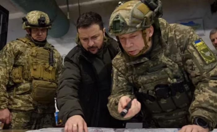 Theo Tổng tư lệnh Ukraine, chương trình tuyển dụng quân nhân chuyên nghiệp theo hợp đồng triển khai quá chậm, khi sau hơn một tháng mới thu hút được hơn 2.000 người đăng ký.