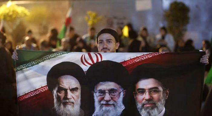 Tại lễ tang cố Lãnh tụ Tối cao Ali Khamenei ở Tehran đầu tháng 7, một số người tham dự đã hô vang các khẩu hiệu phản đối khi Tổng thống Pezeshkian xuất hiện.