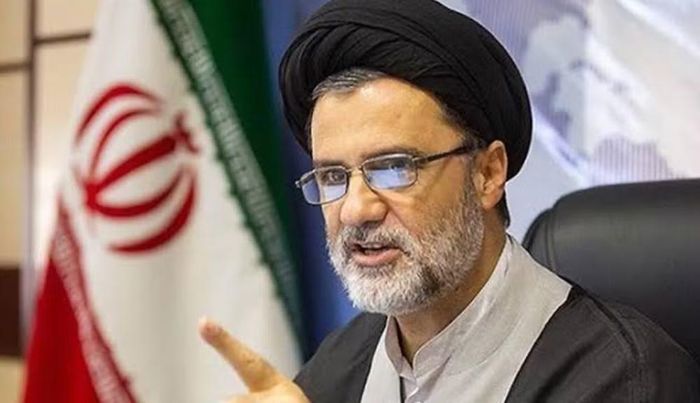 Nghị sĩ Mahmoud Nabavian, một gương mặt nổi bật của Mặt trận Kiên định, nhiều lần cáo buộc chính phủ đi ngược đường lối của Lãnh tụ Tối cao, đồng thời gọi những thay đổi trong cơ cấu quyền lực là một "cuộc đảo chính chính trị".