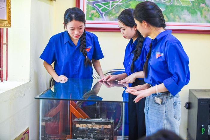 Các bạn trẻ tham quan Nhà truyền thống Trạm Thông tin A69, góp phần lan tỏa giá trị lịch sử và truyền thống cách mạng. Ảnh: Cẩm Kỳ.