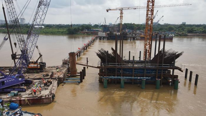 Công trường thi công xây dựng cầu Trần Hưng Đạo. Ảnh: Lê Khánh.