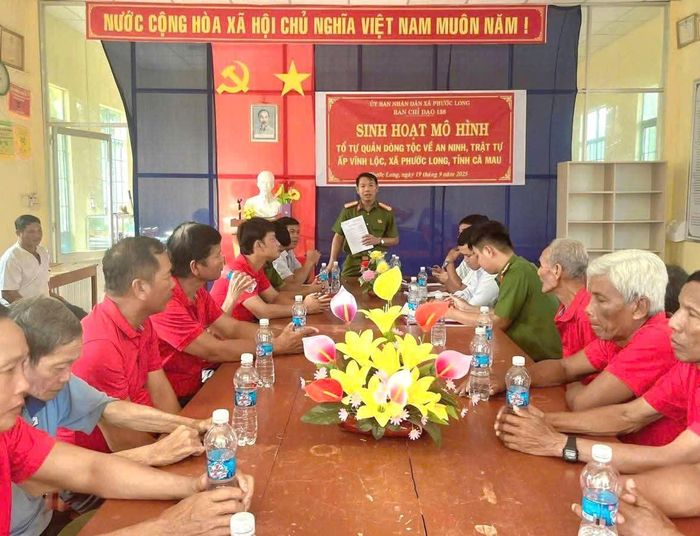 Buổi sinh hoạt định kỳ của các tổ tự quản dòng tộc ấp Vĩnh Lộc. Ảnh: Nguyên Du