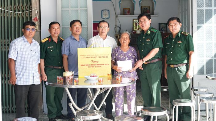 Thiếu tướng Trần Thanh Đức, Phó Tư lệnh Bộ Tư lệnh TPHCM thăm, tặng quà bà Lê Thị Mép, thương binh hạng 2/4, tại xã Thái Mỹ (TPHCM) ngày 21/7. Ảnh: TL.