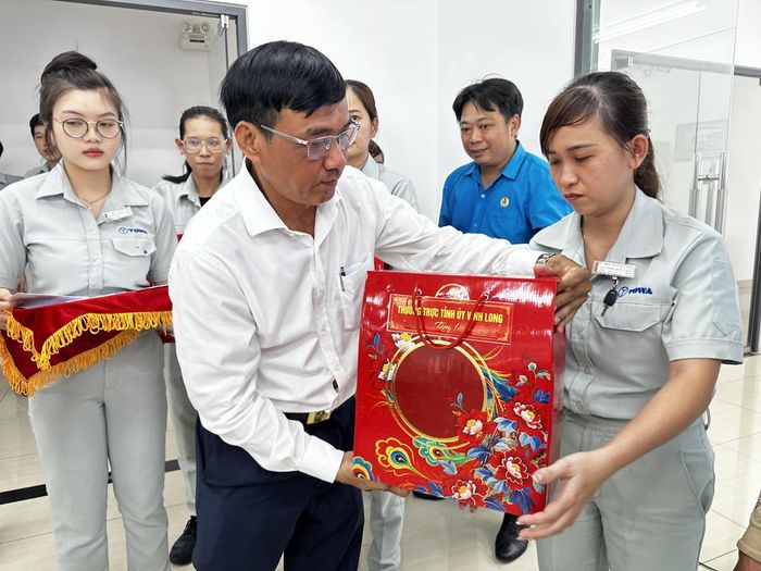 Đại diện đoàn công tác, ông Kiên Banh - Phó Chủ tịch Ủy ban MTTQ Việt Nam tỉnh Vĩnh Long trao quà cho công nhân lao động tại Công ty TNHH Công nghiệp Towa – Chi nhánh Southern Star. (Ảnh: Trung Ngãi).
