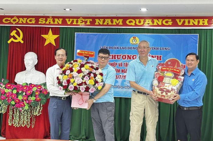Chủ tịch UBND tỉnh Vĩnh Long Trần Trí Quang tặng hoa chúc mừng đại diện Công ty TNHH BoHsing nhân dịp đoàn công tác đến thăm doanh nghiệp. (Ảnh: Trung Ngãi).