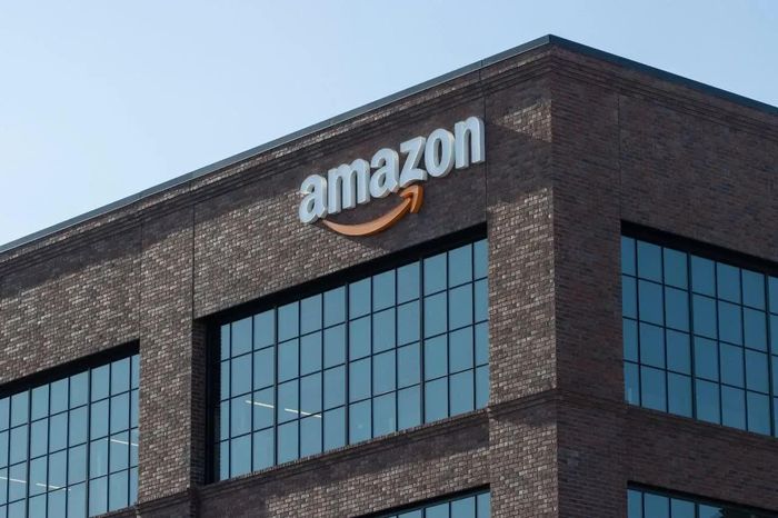  Biểu tượng Amazon Web Services (AWS) tại East Palo Alto, California, tháng 4/2022. Ảnh: Adobe Stock. 