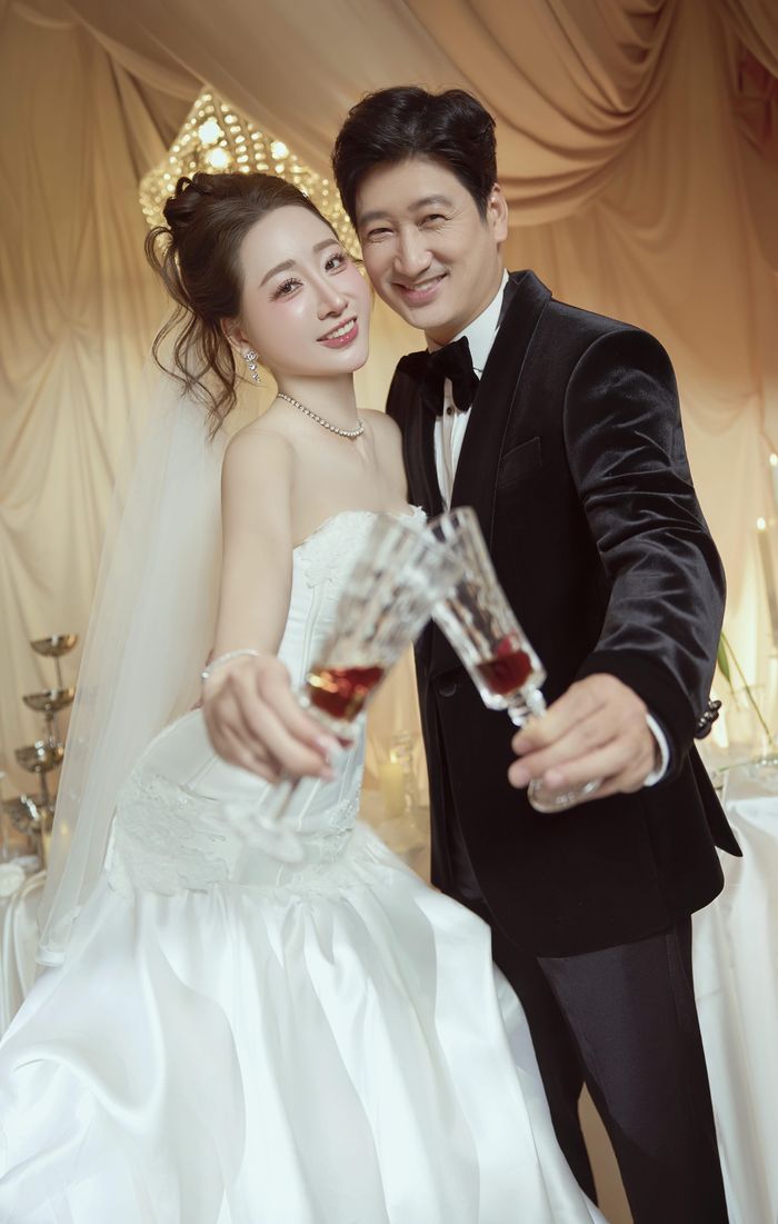  Về người bạn đời, Thùy Anh cho biết Ngọc Quỳnh là người chu đáo và luôn biết cách chăm lo cho gia đình. Bên cạnh công việc tại Nhà hát Kịch Hà Nội, nữ diễn viên còn kinh doanh nên phần lớn việc nhà được Ngọc Quỳnh chủ động san sẻ. 