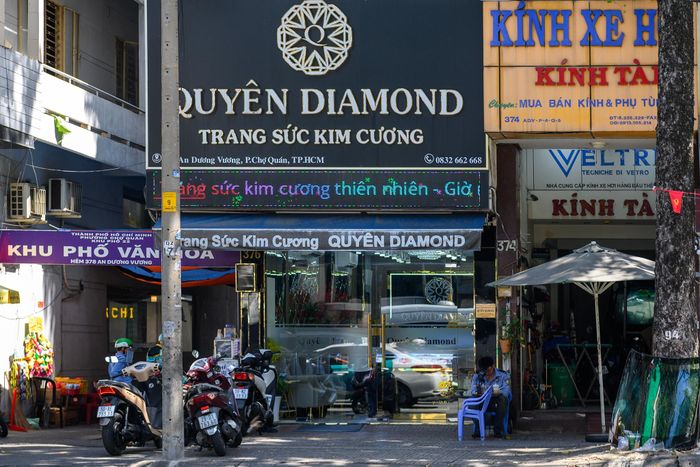 Giữa biến động của thị trường kim cương, cửa hàng Quyên Diamond trên đường An Dương Vương (phường Chợ Quán) khẳng định tiếp tục kinh doanh, đồng thời bày tỏ mong muốn tiếp tục duy trì hoạt động và phục vụ khách hàng. Hiện, đơn vị cho biết không nhận thu mua các sản phẩm thương hiệu khác, nhằm dành nguồn quỹ dự phòng để mua lại sản phẩm mà khách mua tại cửa hàng. "Nếu kiểm tra đúng là sản phẩm của chúng tôi, chúng tôi sẽ thu mua lại ngay và thanh toán liền", cửa hàng nói.