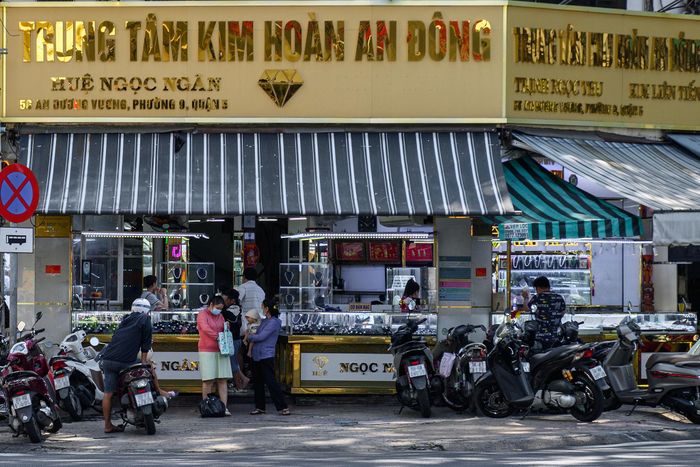 Theo ghi nhận của Tri Thức - Znews ngày 21/7, trong khi nhiều cửa hàng kim cương tại khu vực chợ Bến Thành (phường Bến Thành), chợ An Đông (phường An Đông) và trên các tuyến đường An Dương Vương, Trần Hưng Đạo... lần lượt đóng cửa, số ít cửa hàng vẫn duy trì hoạt động, cam kết sản phẩm thật và đảm bảo chính sách thu mua cho khách hàng. Tuy nhiên, một số cửa hàng hiện không nhận mua lại những sản phẩm không do chính mình bán ra.