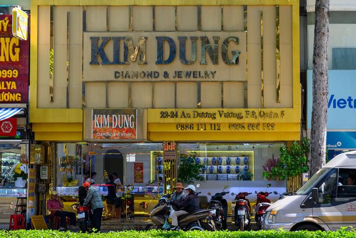 Đường An Dương Vương vốn là nơi tập trung nhiều cửa hàng kinh doanh kim cương. Theo ghi nhận, đây là một trong số tiệm kim cương hiếm hoi còn mở cửa giữa giai đoạn "khủng hoảng" nghiêm trọng, khi hàng loạt thương hiệu lớn tuyên bố mất thanh khoản, dừng kinh doanh, nhiều chủ cửa hàng nổi tiếng trong giới bị khởi tố, bắt tạm giam.