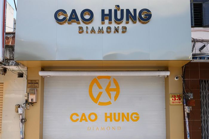 Cao Hùng Diamond (35 Trần Phú, phường Chợ Quán) là một trong những doanh nghiệp tuyên bố mất thanh khoản, phải tạm ngưng hoạt động thu đổi trong 2 tuần để ổn định hệ thống. Sau những biến động, nhiều khách hàng bán lại kim cương đã yêu cầu thương hiệu này thanh toán ngay, khiến cửa hàng rơi vào tình trạng quá tải. "Điện thoại nghe không kịp, nhắn tin trả lời không hết", đại diện cửa hàng cho biết.