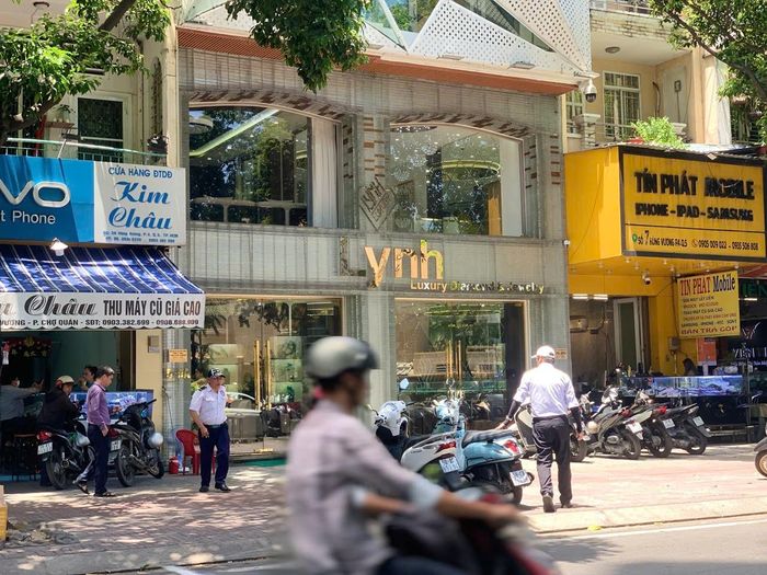 Một cửa hàng kim cương trên đường Hùng Vương (phường Chợ Quán) cho biết không nhận thu mua sản phẩm của thương hiệu khác, chỉ thu đổi kim cương khi khách hàng có nhu cầu nâng cấp sản phẩm mua từ chính cửa hàng này.