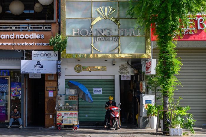 Gần đó, tiệm Hoàng Thứ Jewelry dán bảng thông báo "xin tạm nghỉ hôm nay". Trên các hội nhóm mua bán kim cương, khách hàng chia sẻ đơn vị này nhiều lần lỡ hẹn khi được yêu cầu thanh toán ngay.