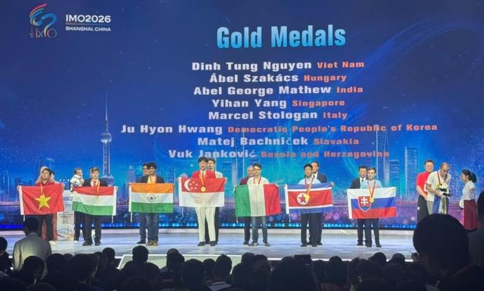 Đình Tùng (ngoài cùng bên trái) tại lễ trao giải IMO 2026. Ảnh: NVCC.